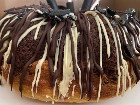 Marble-belgium-and-milk-chocolate-Bundt-Cake-with-chococlate-drizzle